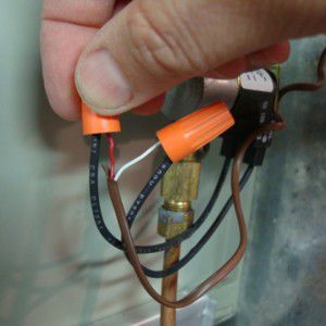 Cables de baja tensión que conectan el humidostato al solenoide