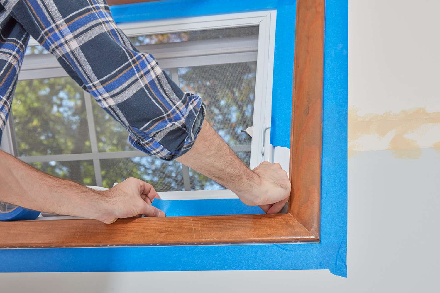 Klebeband unter der Innenverkleidung der Fenster