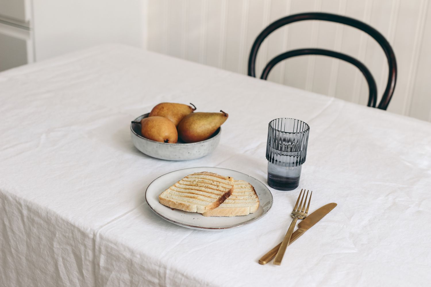 Tischtuch auf einem Tisch, mit Zeitungspapier darunter, um vor heißem Essen zu schützen