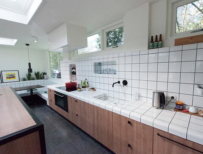pia de cozinha feita de azulejo quadrado