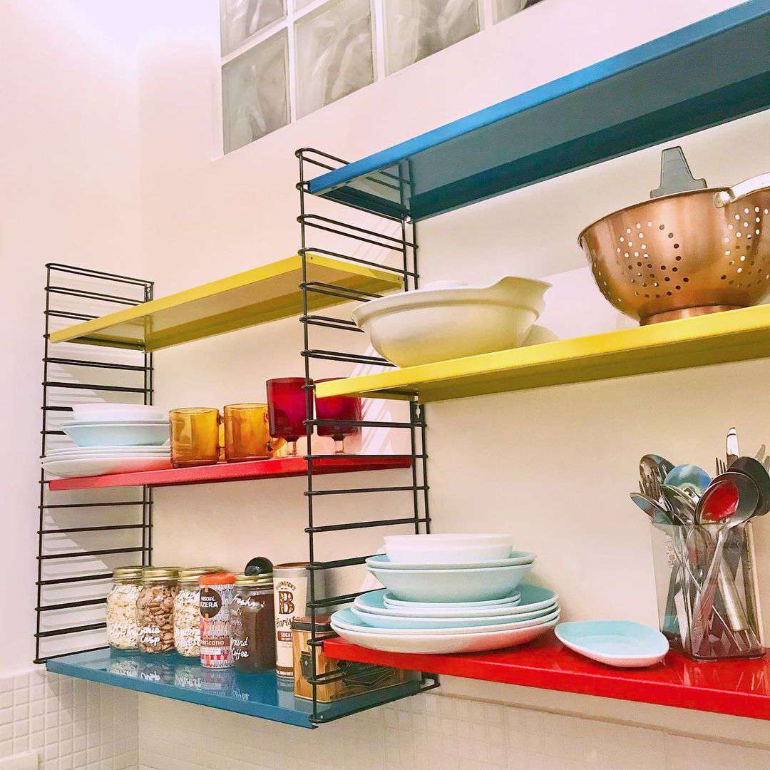prateleiras de cozinha coloridas retrô