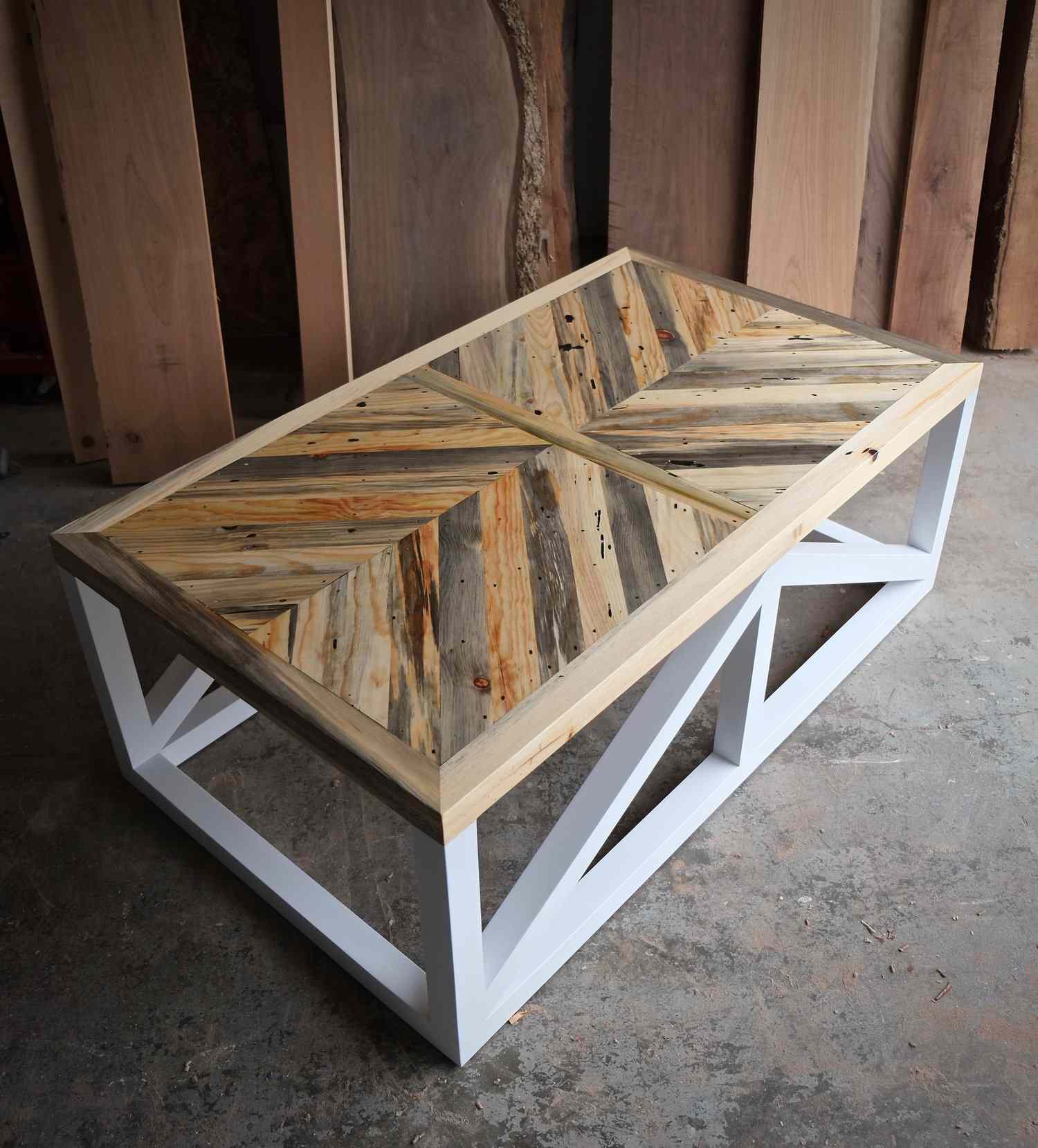 table basse en bois à motifs