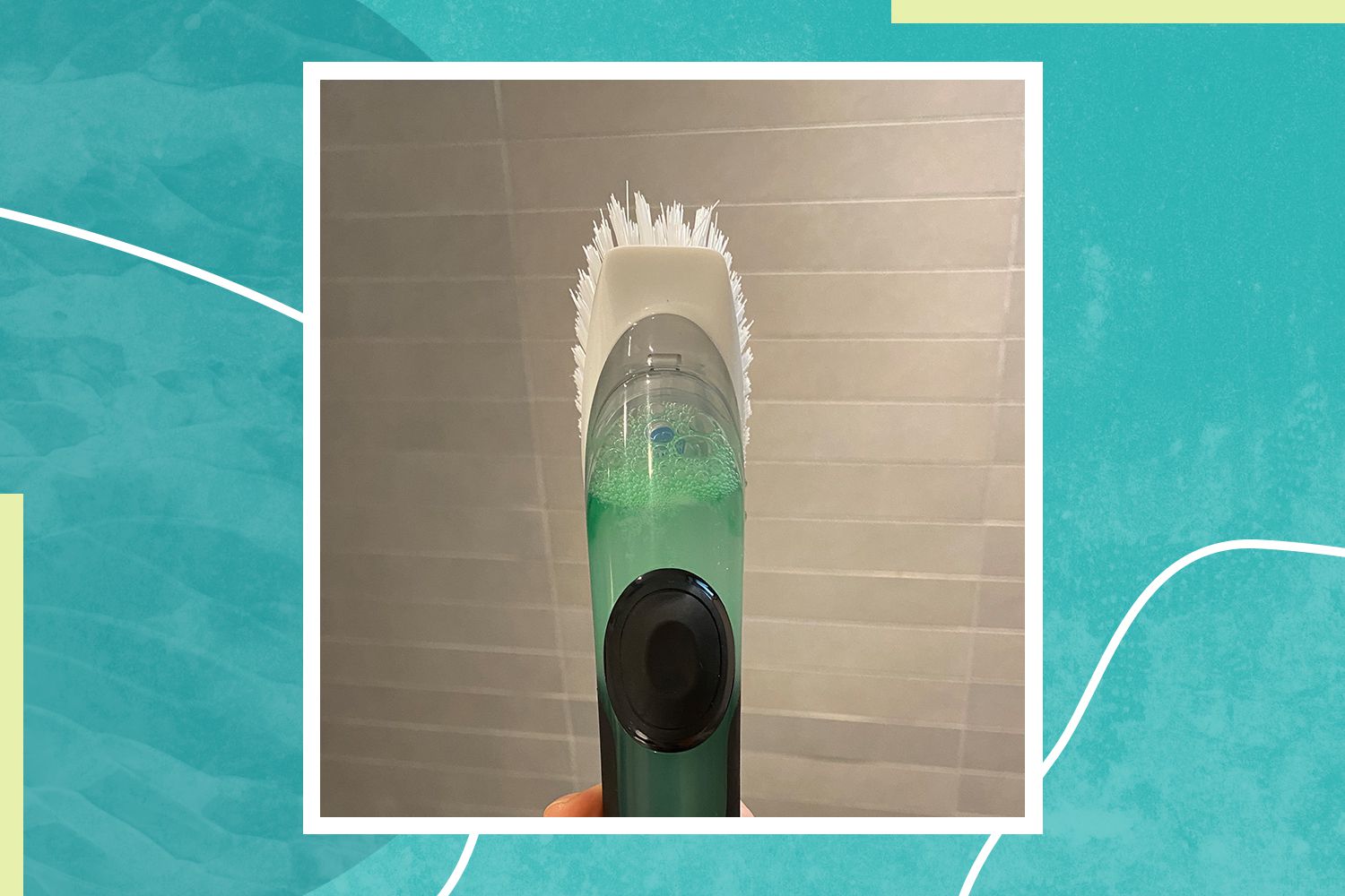 escova de pé cheia de detergente e vinagre para testar um hack viral de limpeza de chuveiro do TikTok