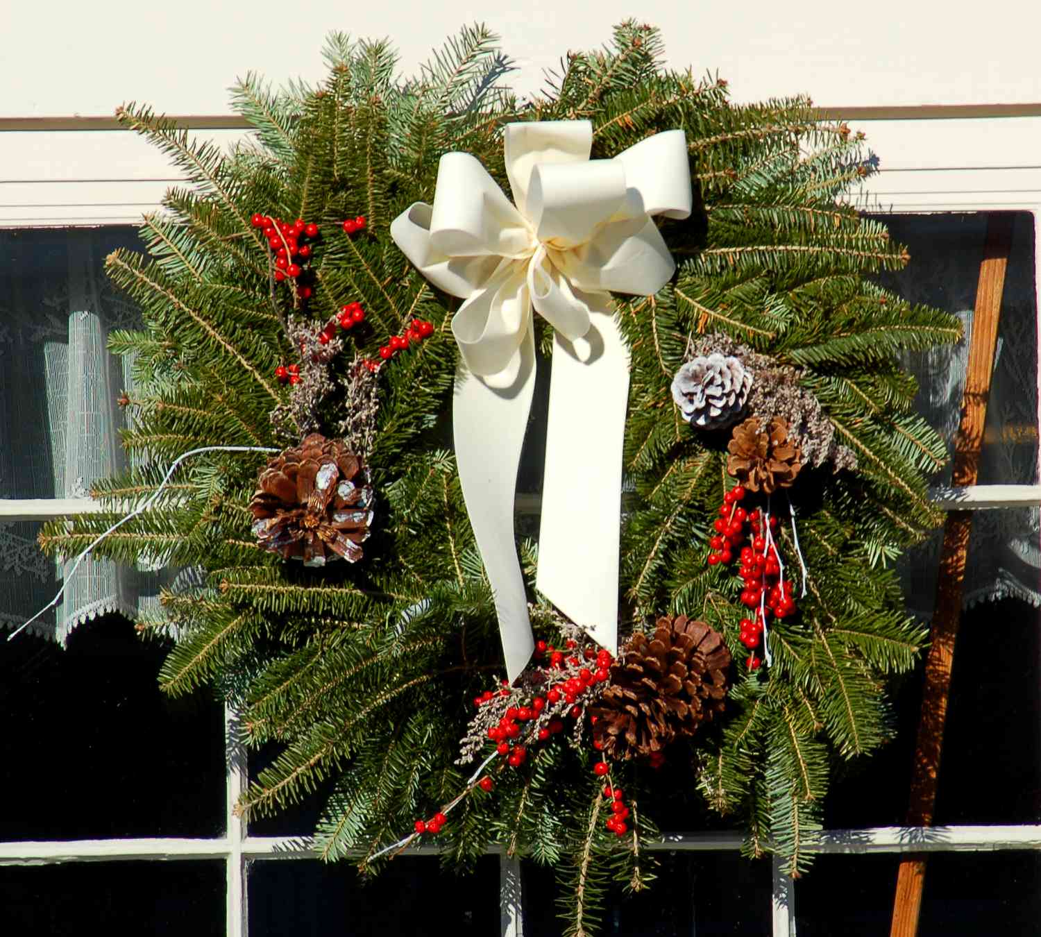 Weihnachtskränze (Bild) haben immergrüne Sockel mit Bändern usw. Auch Zapfen und Beeren.