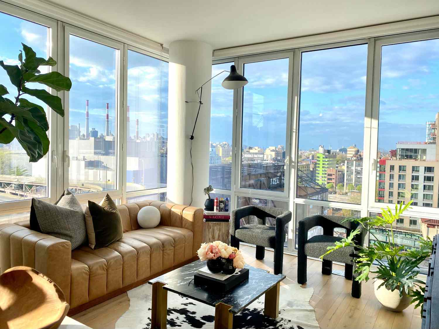 apartamento com sofá de couro