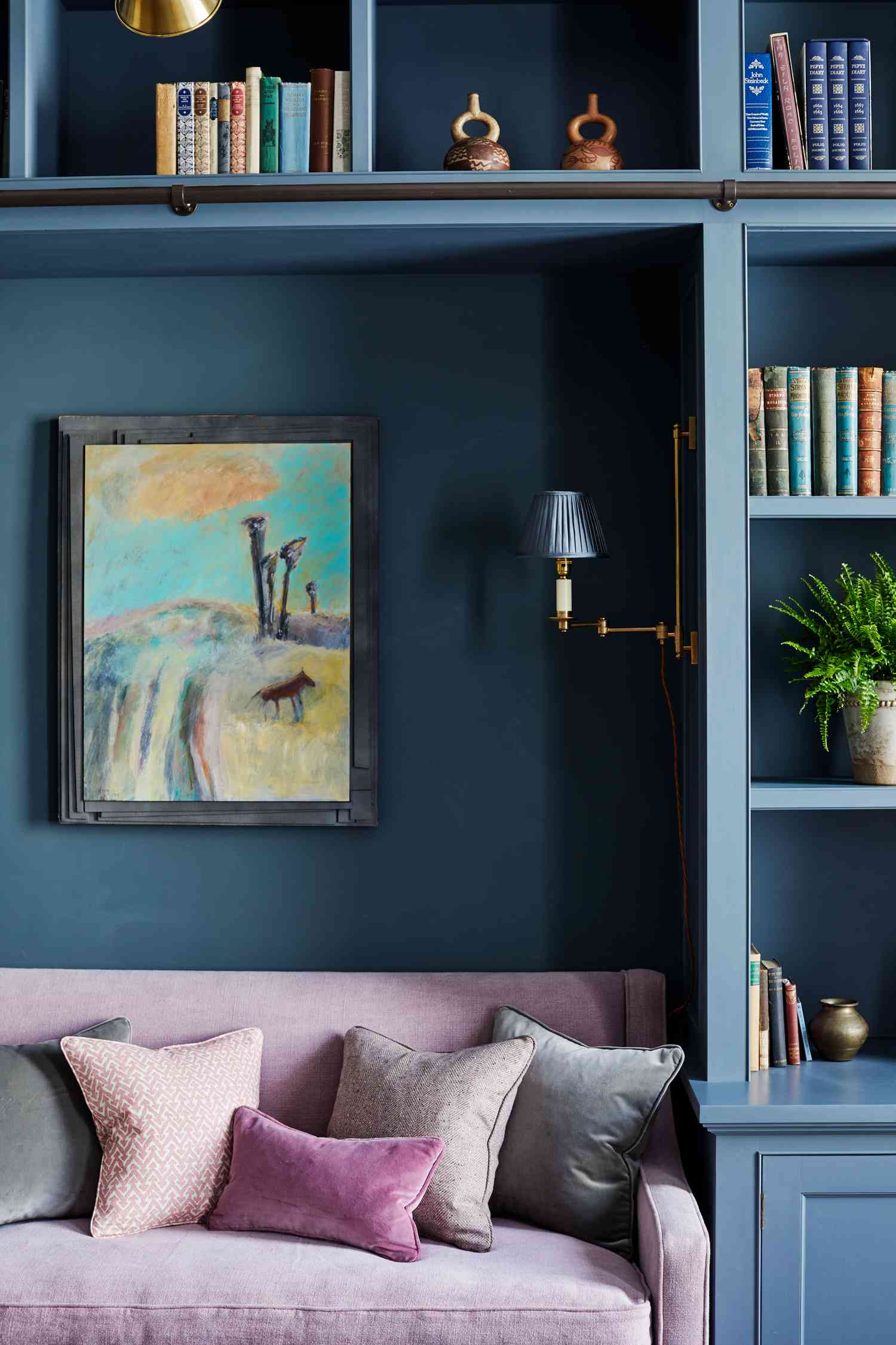 Kühnes blaues Arbeitszimmer mit rosa Sofa