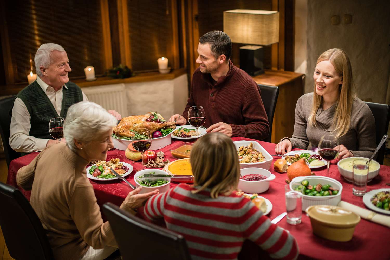 Familie beim Thanksgiving-Essen