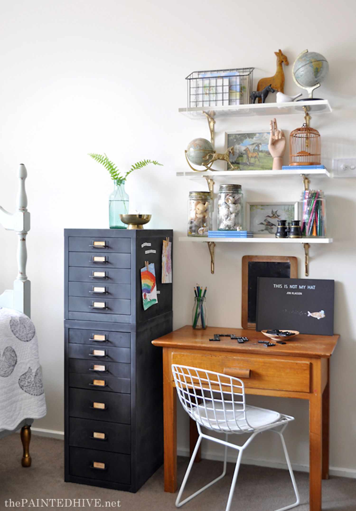 chambre à coucher avec catalogue de cartes vintage