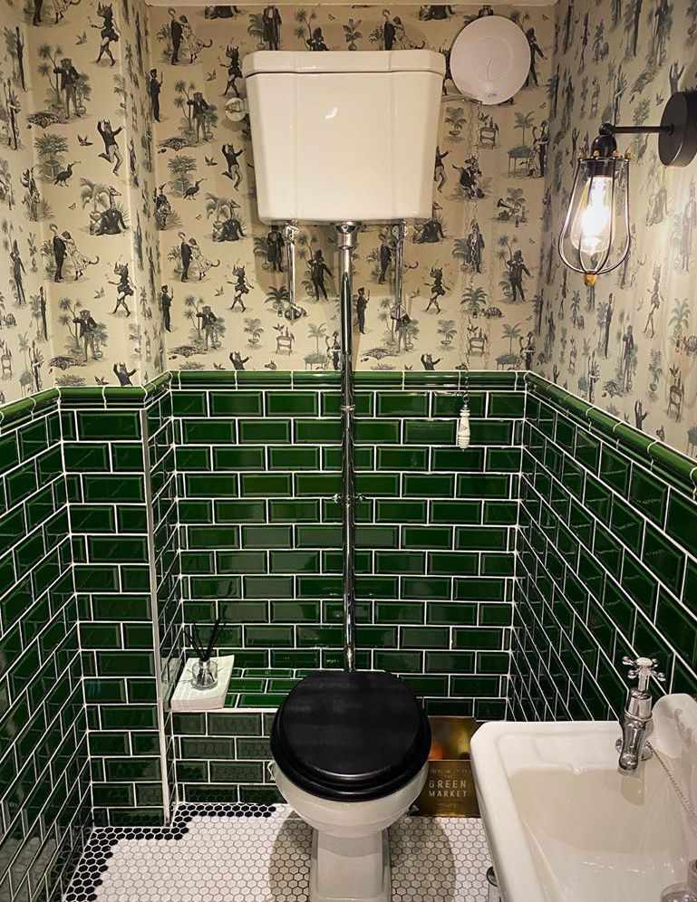 Salle de bain avec carrelage vert foncé