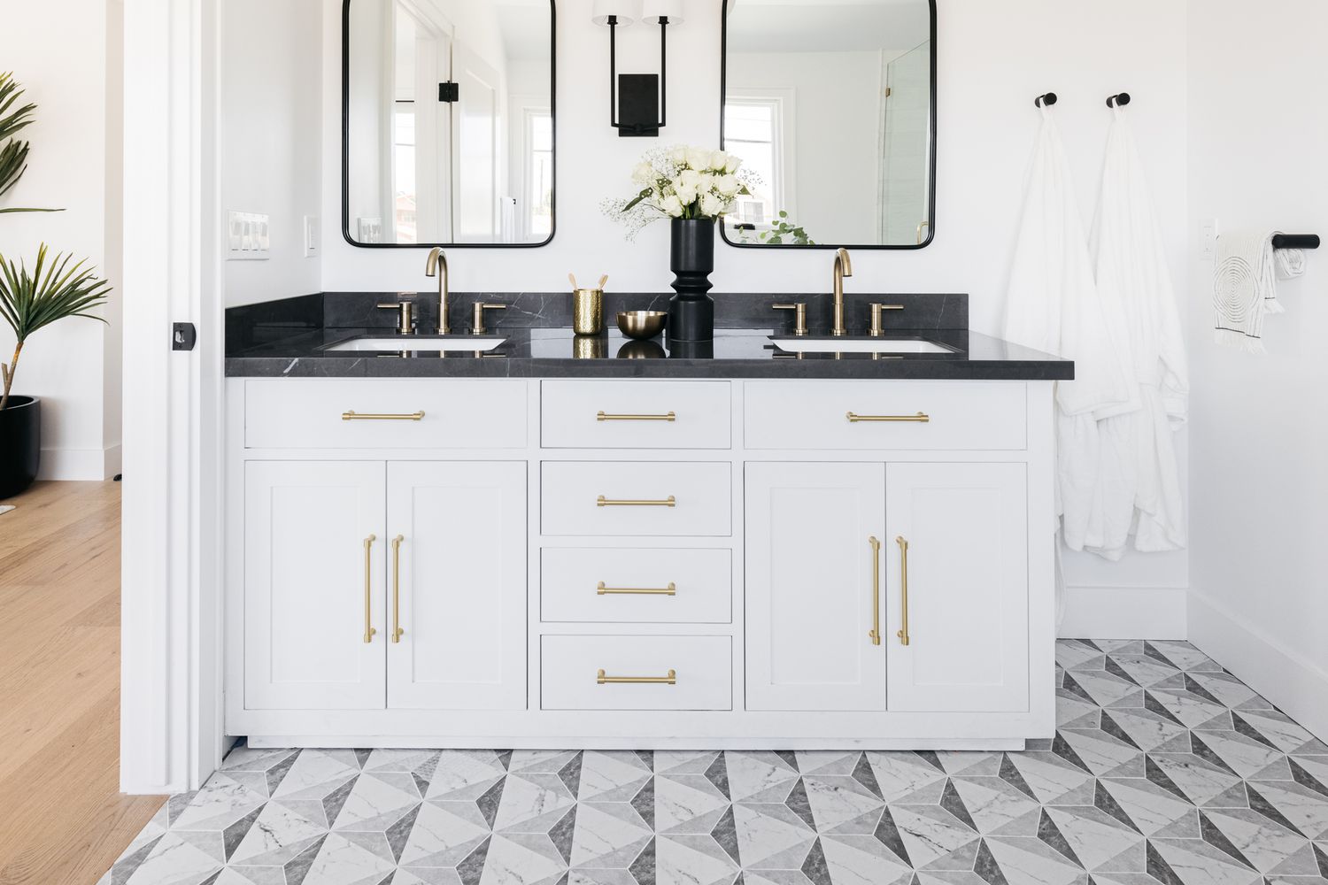 Schwarz-weißer Badezimmerboden mit geometrischen Mustern