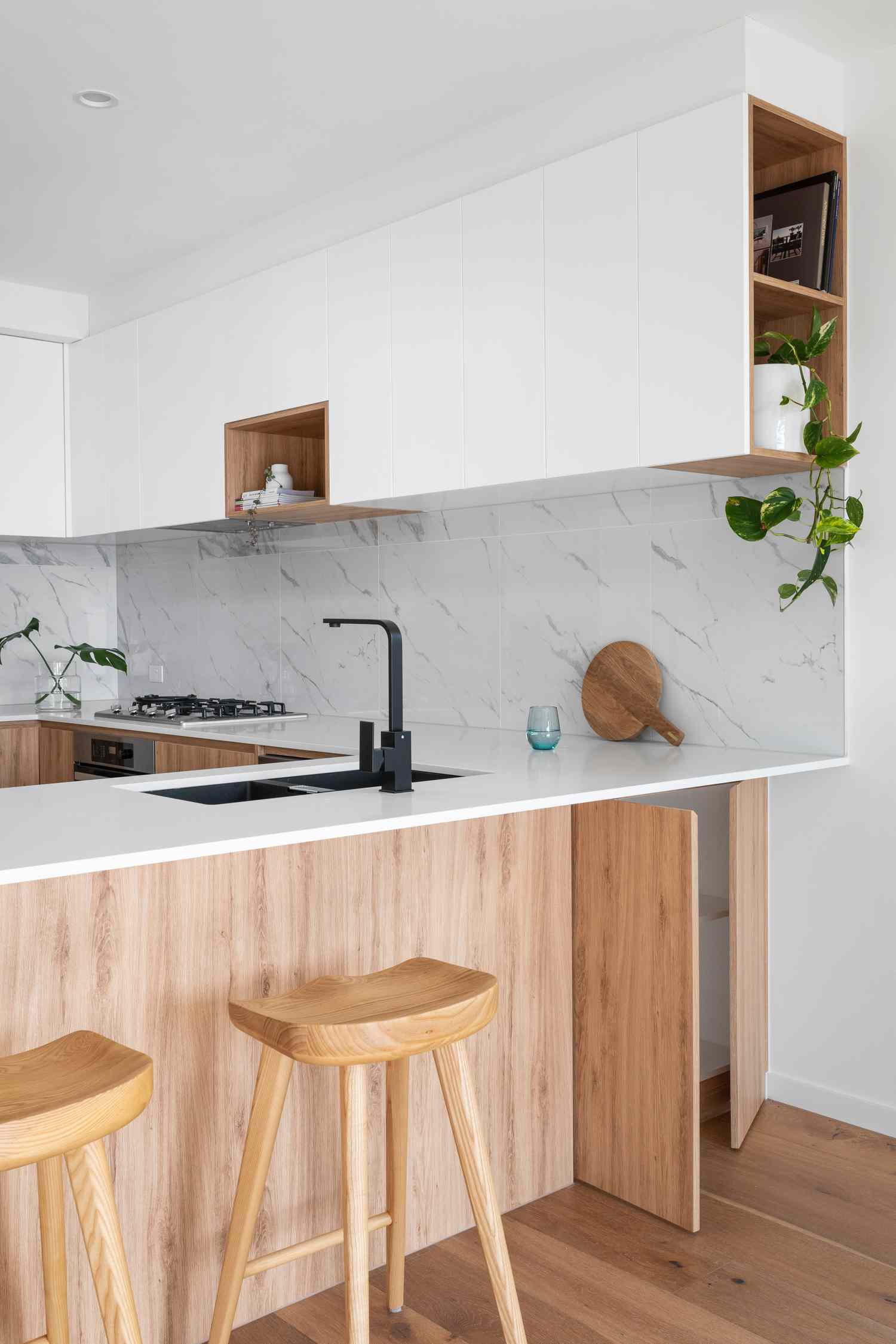 moderne Küche mit Marmor, weißen und Holzschränken
