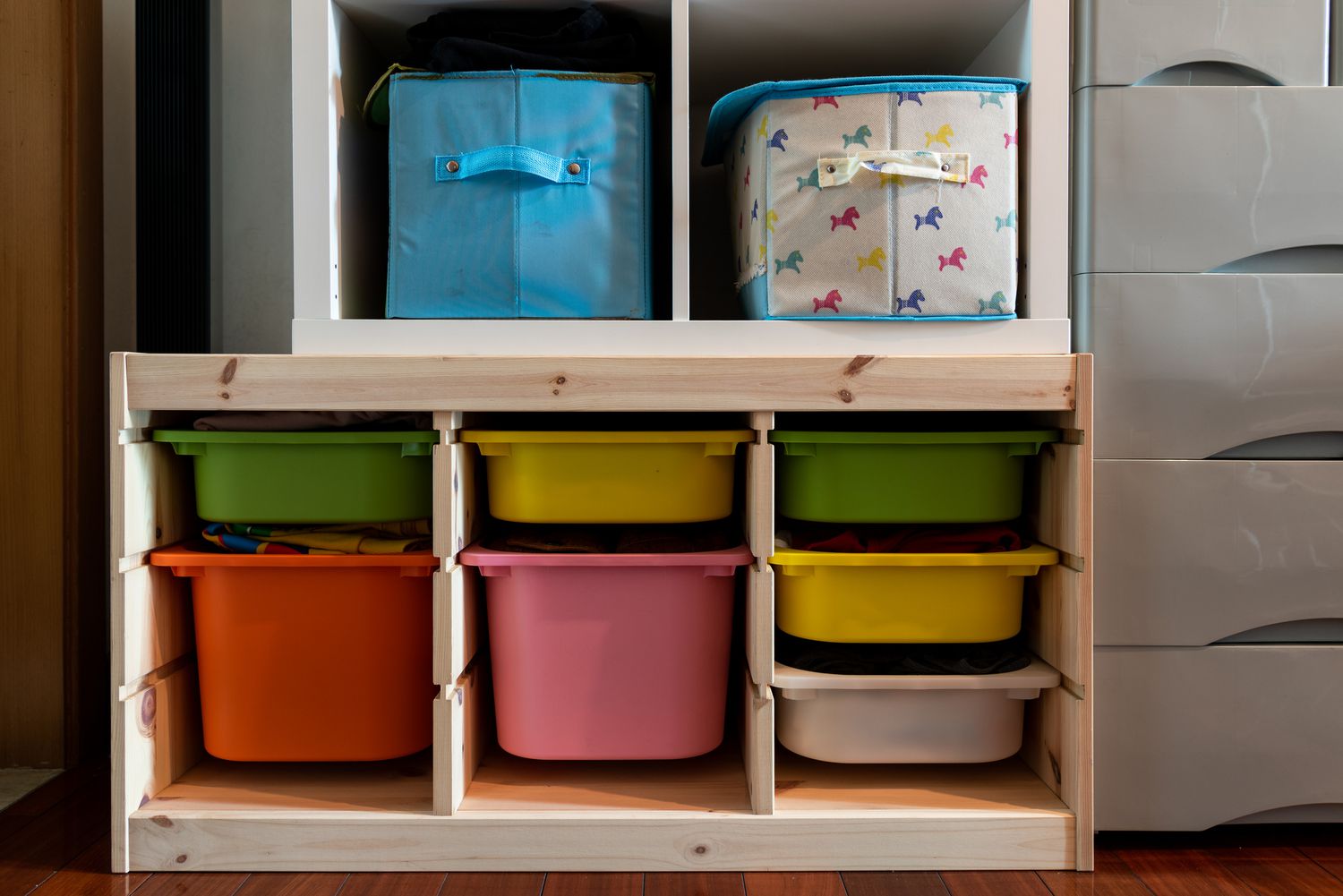 Gavetas coloridas para crianças em um armário.