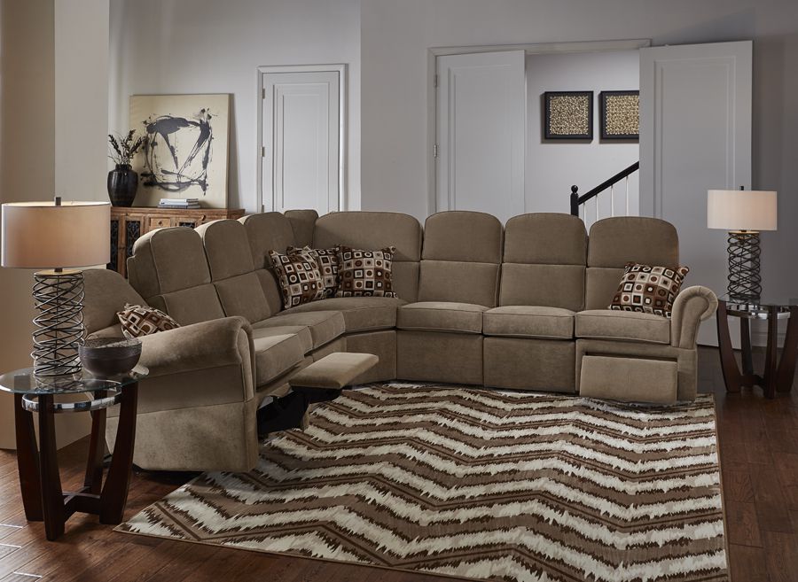 Seccional reclinable marrón con alfombra de motivos geométricos y cojines