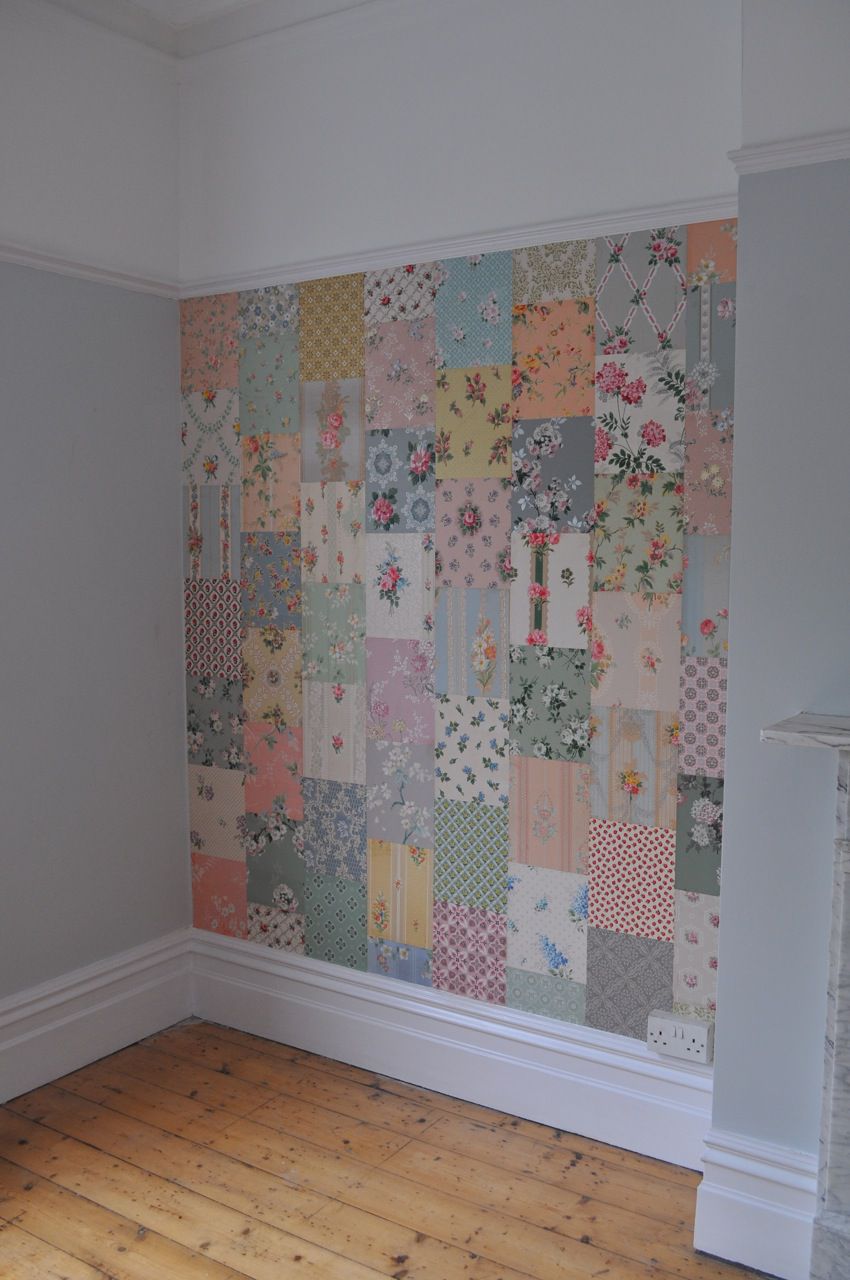 Parede de destaque em patchwork feita com restos de papel de parede vintage