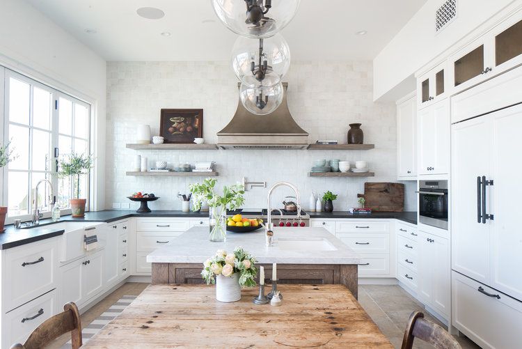 Azulejos cuadrados de mármol en cocina blanca y negra