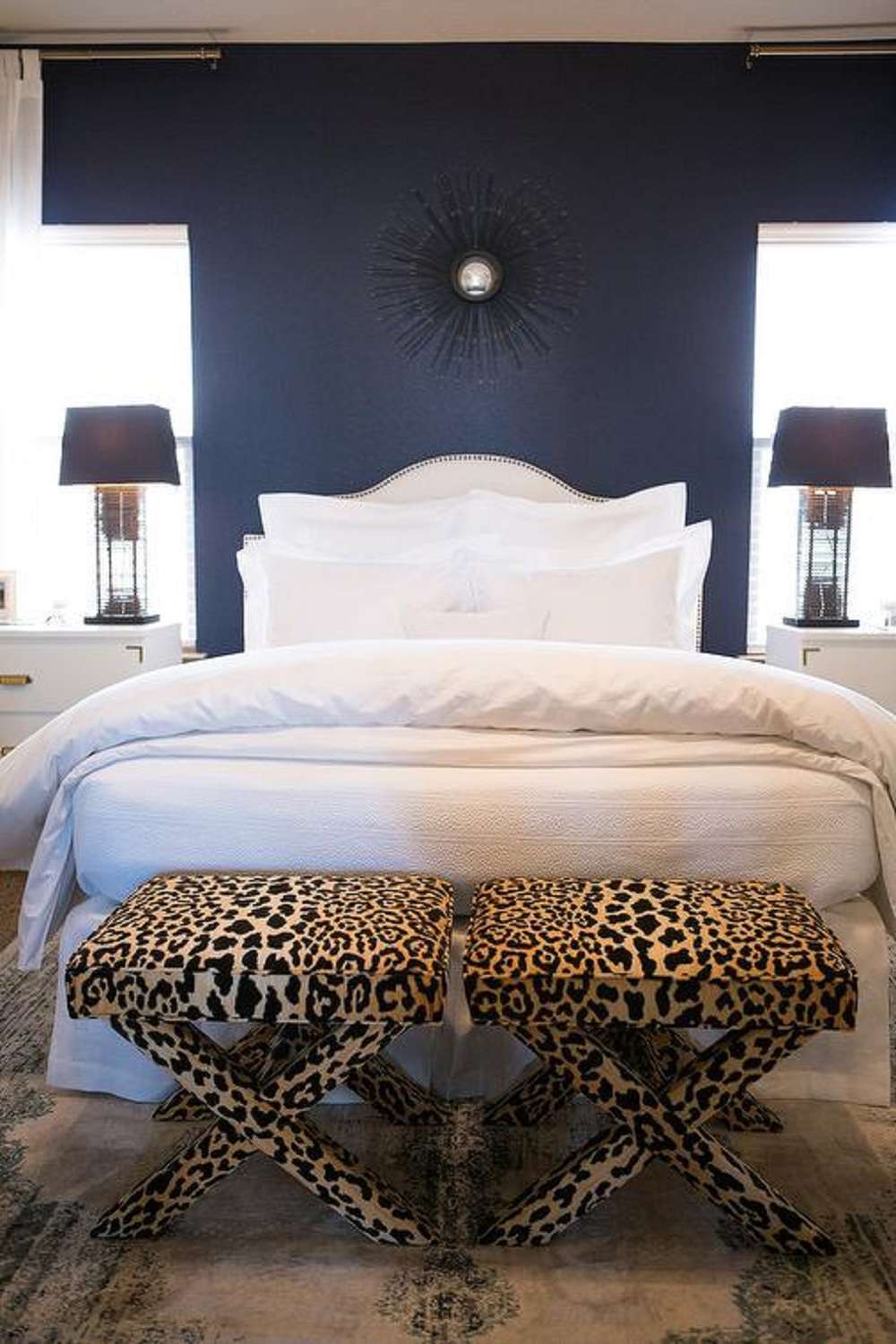 Quarto branco e marinho com banco de leopardo