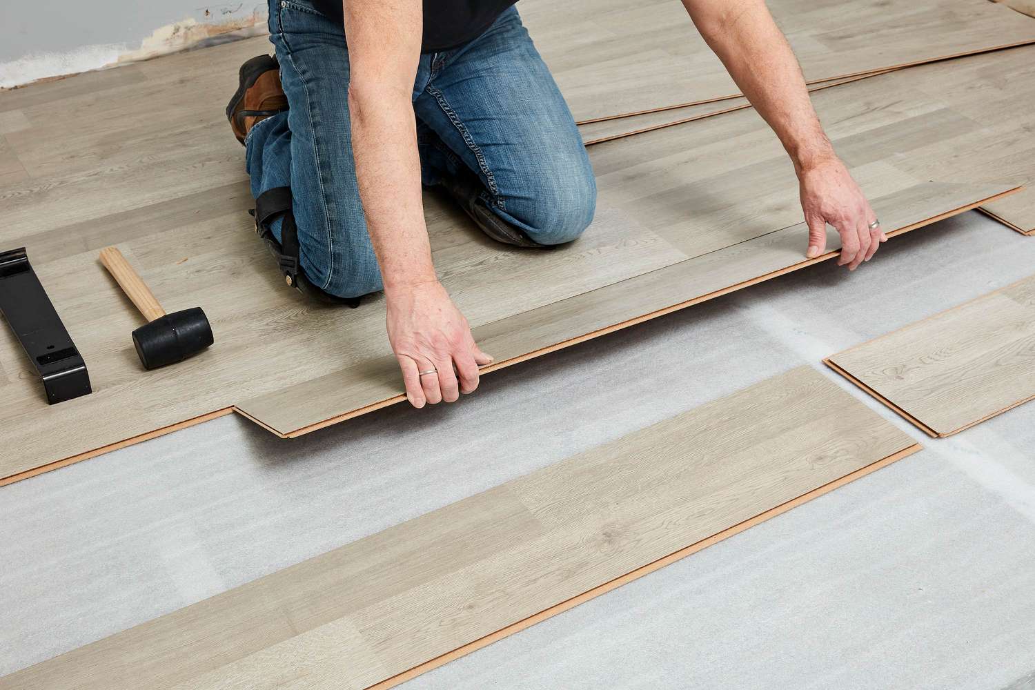 Planches de bois installées pour la fin de la rénovation de la maison