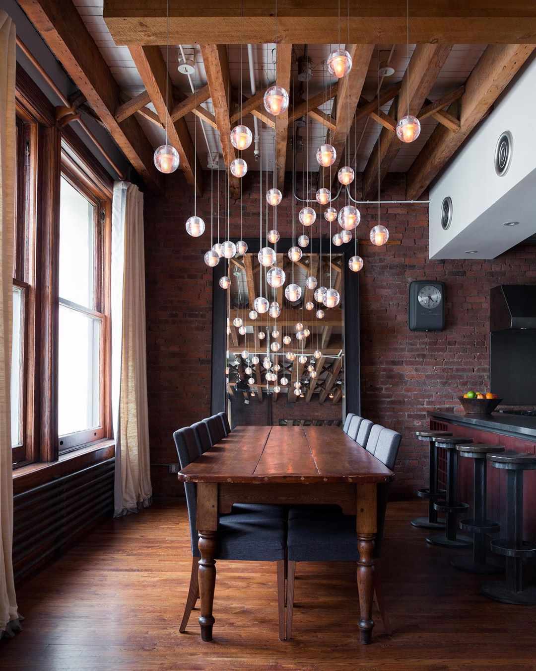 Interior de restaurante com luminária