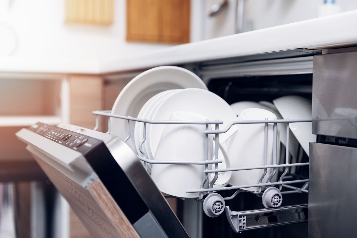 máquina de lavar louça aberta com pratos limpos na cozinha de casa