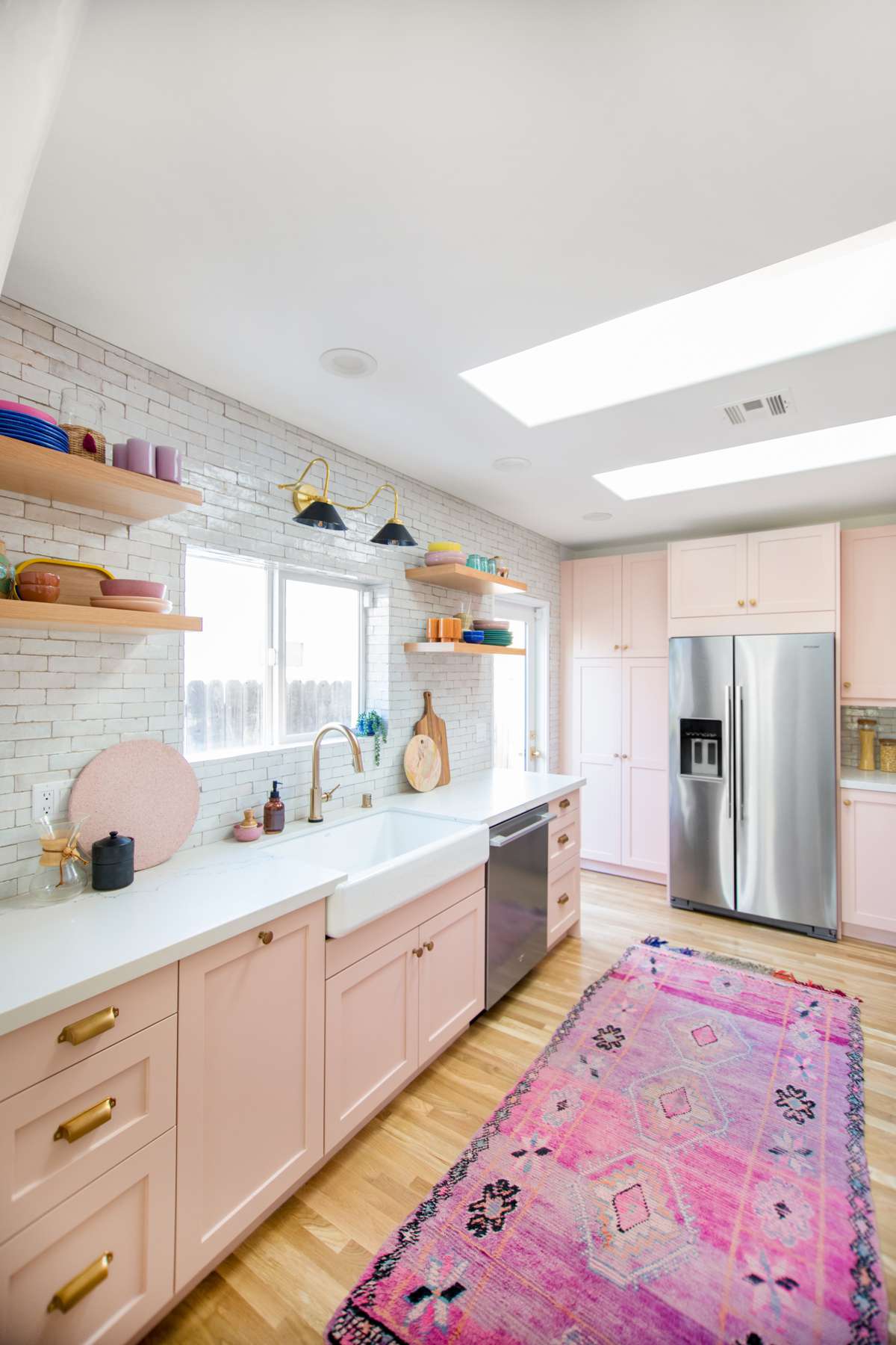 offene Regale in einer rosa Küche