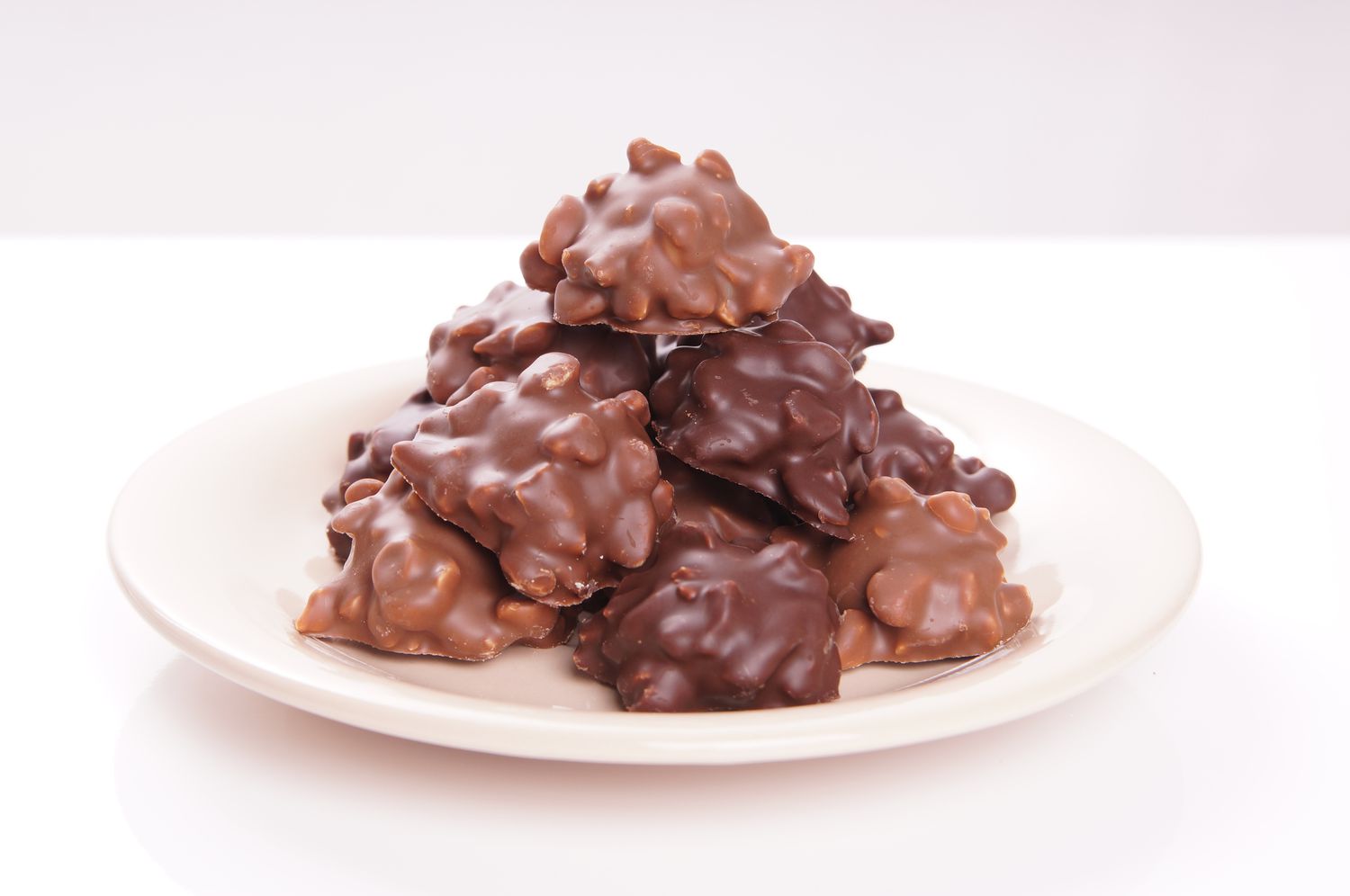 Pralines au chocolat au lait et au chocolat noir sur une assiette blanche