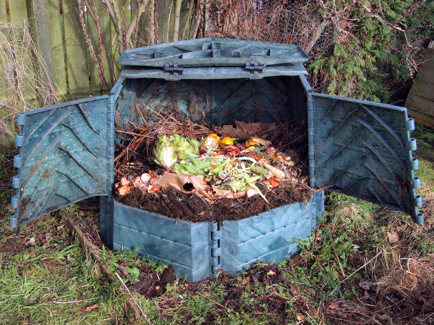 Bac à compost en plastique rempli de déchets de cuisine