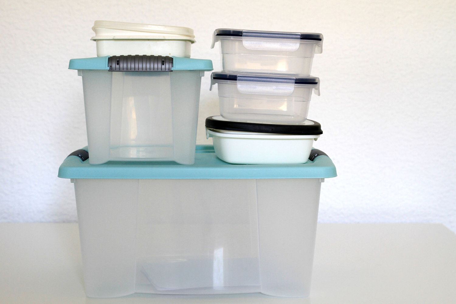 Leere durchsichtige Plastikbehälter mit blauen Deckeln.