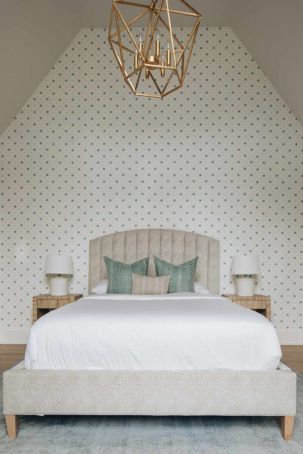 Zimmer mit Polka Dots an der Wand