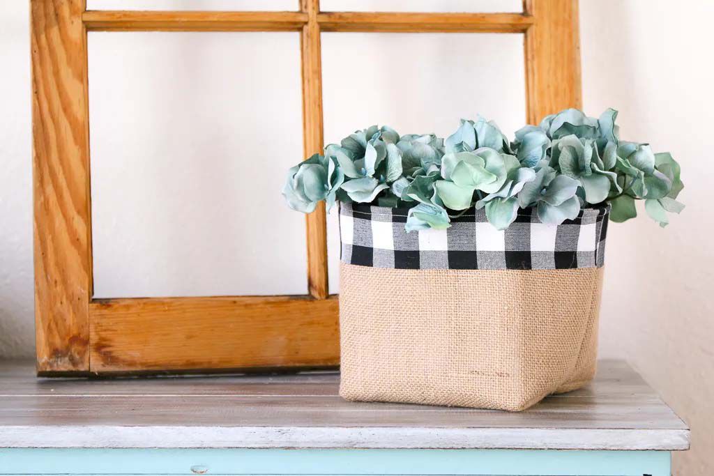 Un panier en toile de jute assis sur une table