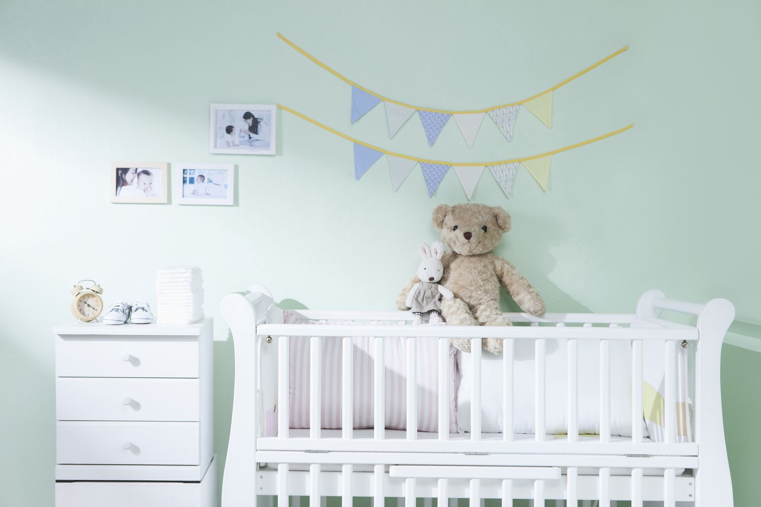 Ein für das Baby dekoriertes Zimmer