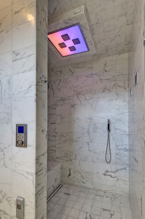 Um banheiro com uma luminária elétrica colorida