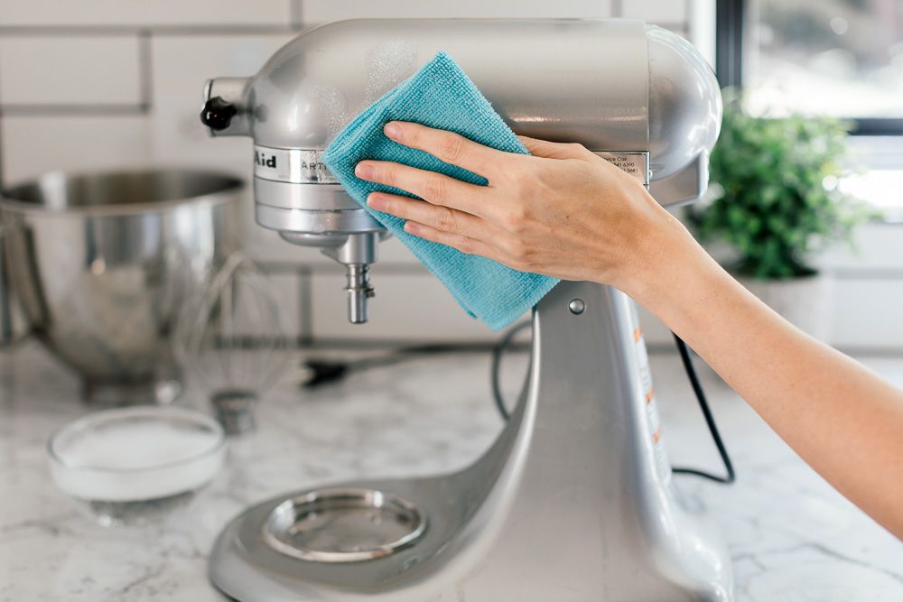 limpando uma batedeira de mesa para cozinha