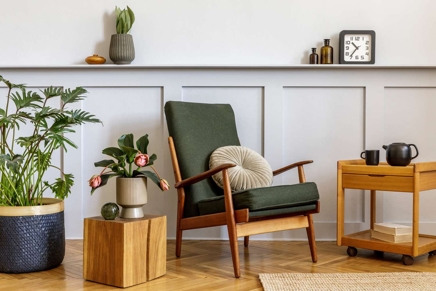 Ein grüner Sessel in einem eklektischen Wohnzimmer