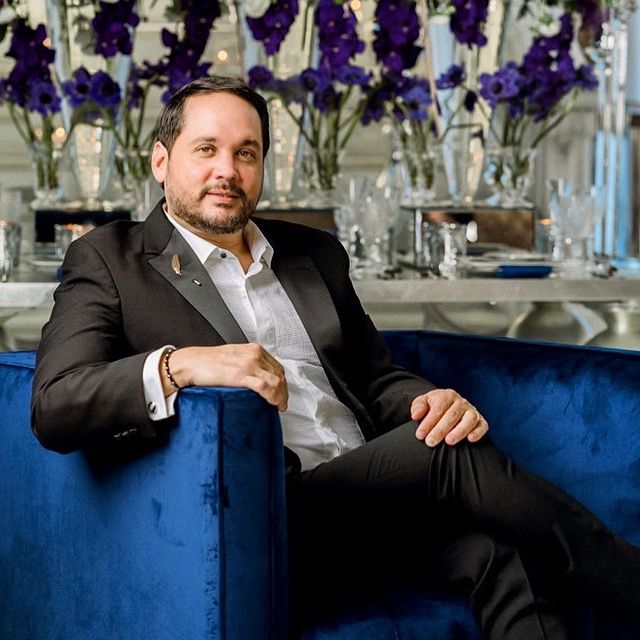 Javier Martnez posiert in einem königsblauen Stuhl