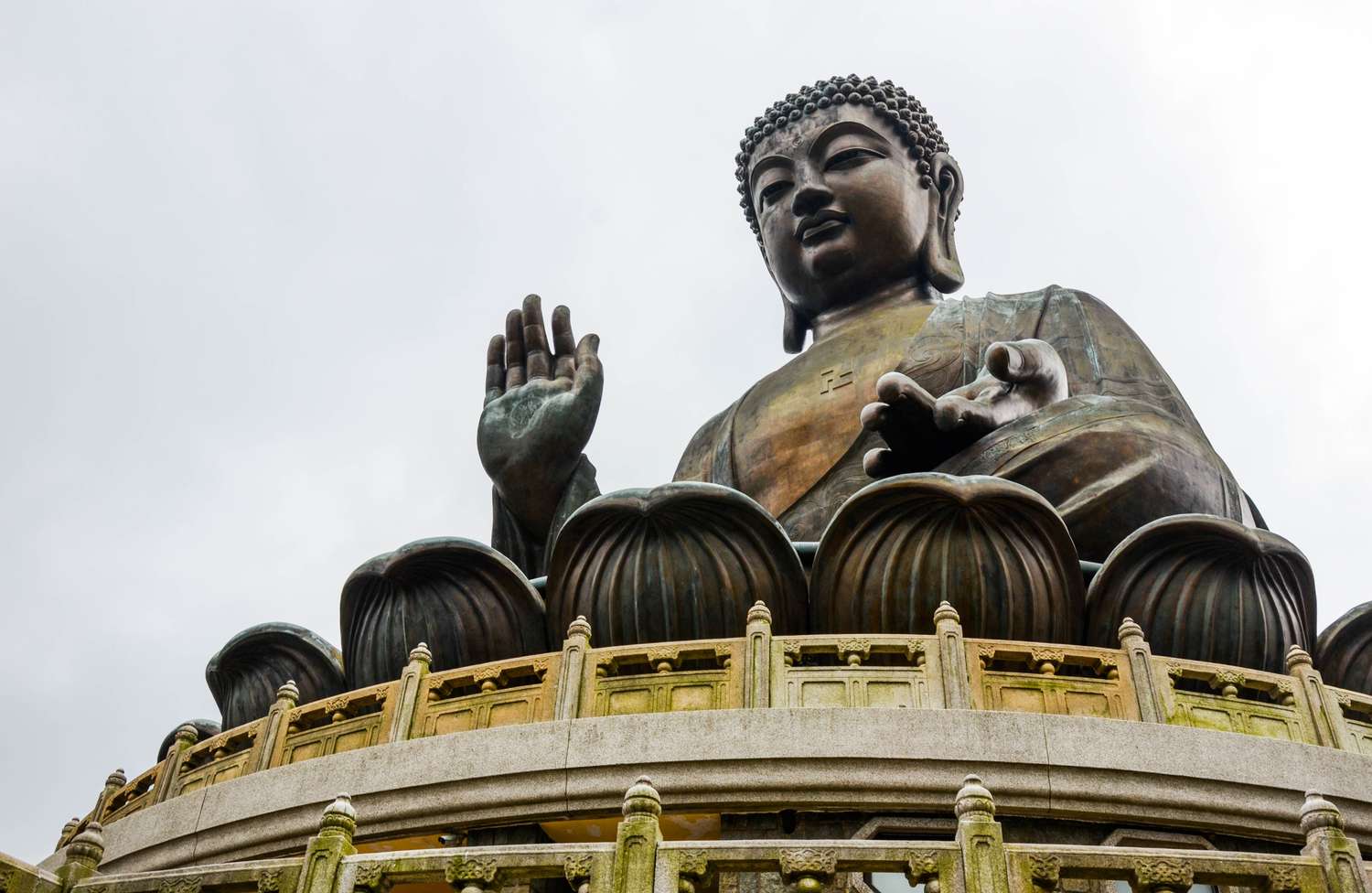Buddha-Statue auf einer Lotusblüte