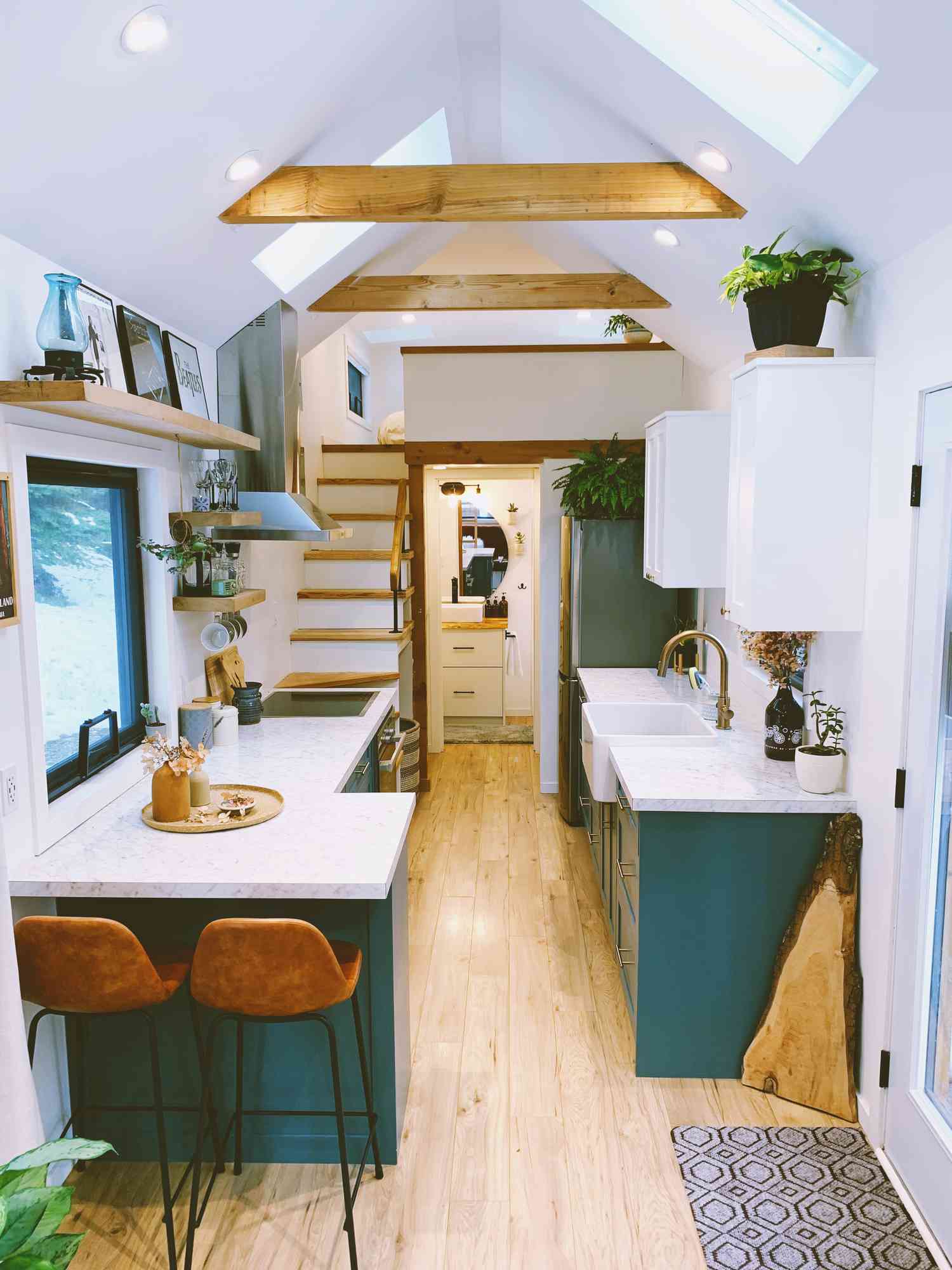 cozinha de casa minúscula com clarabóias e armários de dois tons