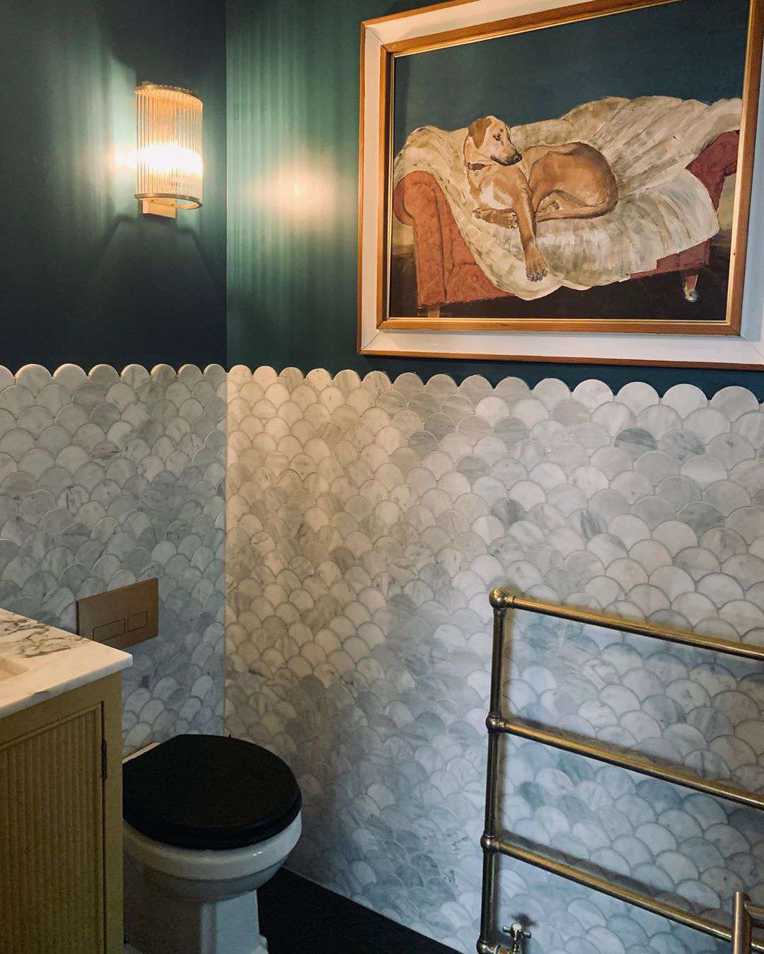 Salle de bain avec carrelage gris festonné