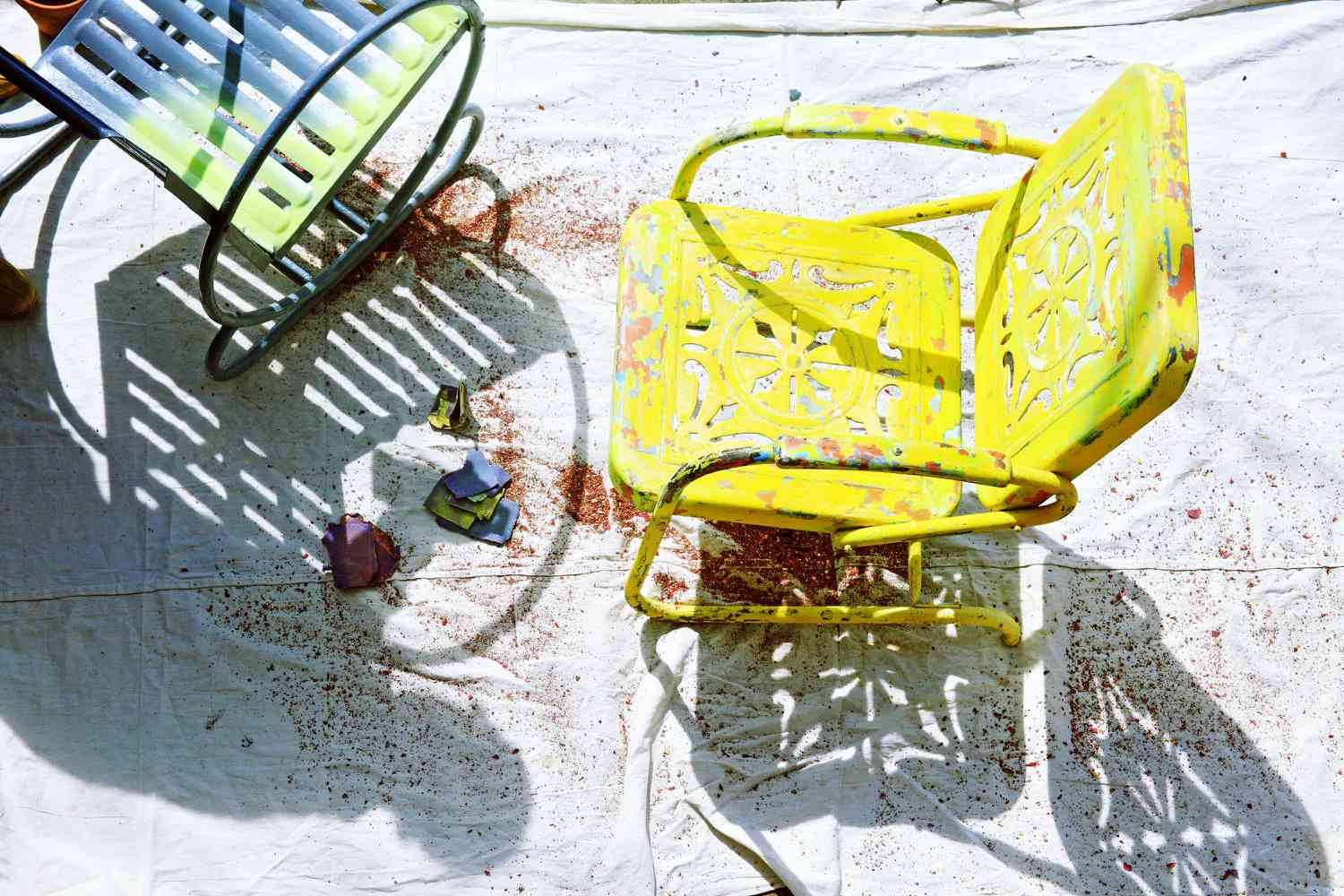 cadeiras de jardim sendo pintadas