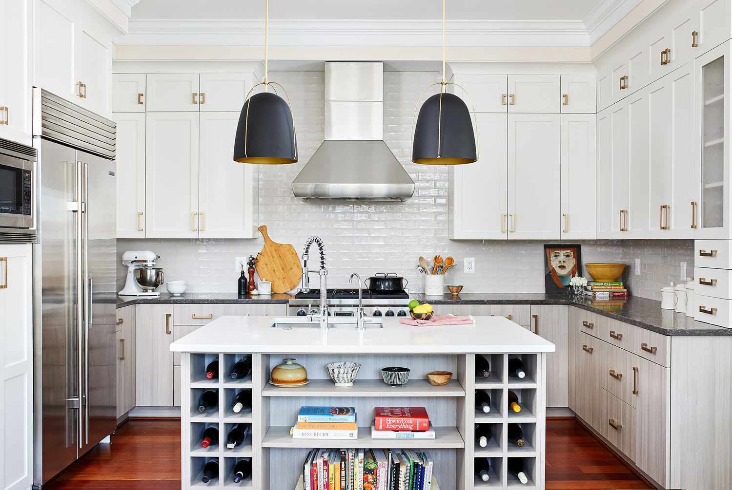 Quarz- und Granitarbeitsplatte in weißer Küche