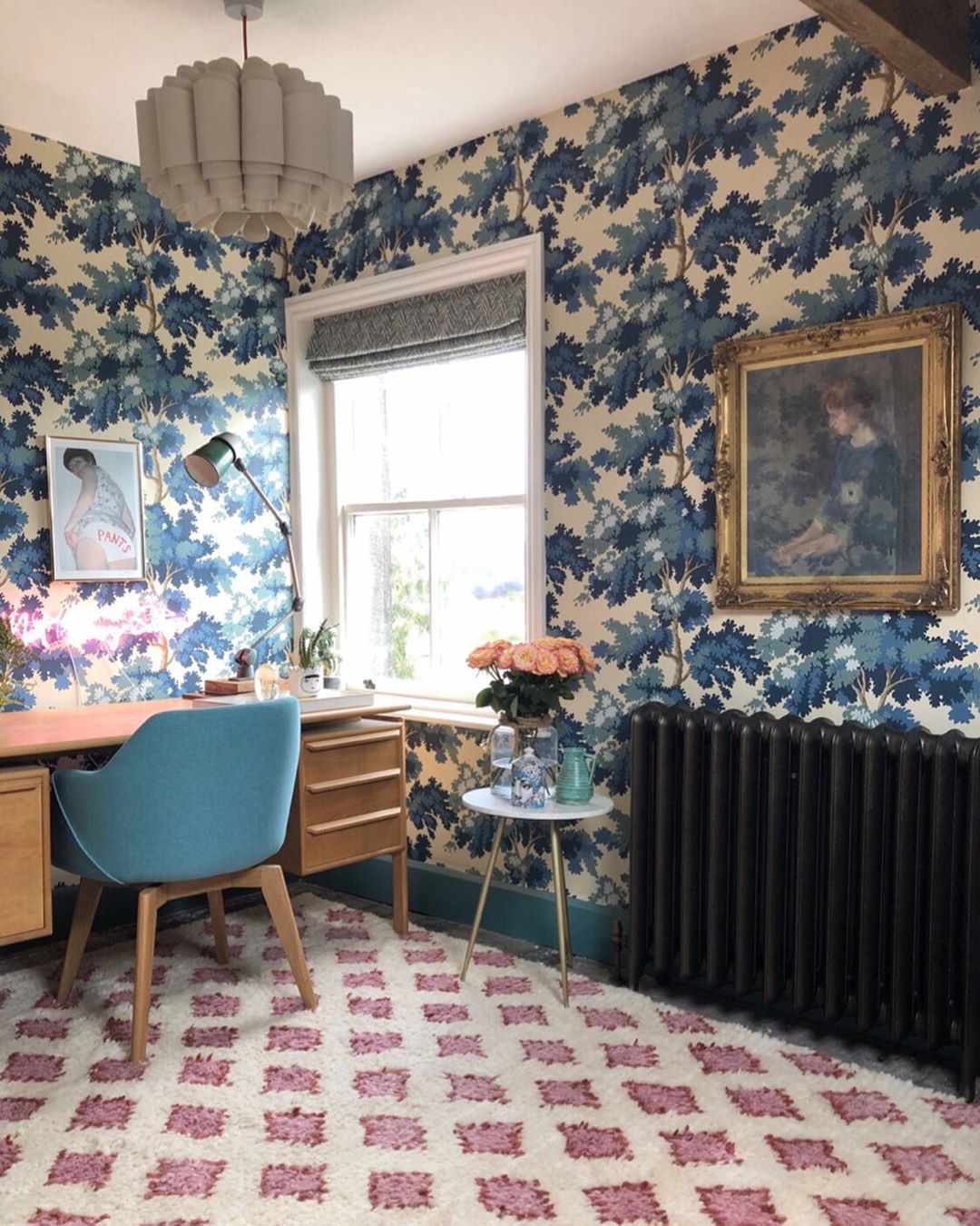 Heimbüro mit blauer Floratapete