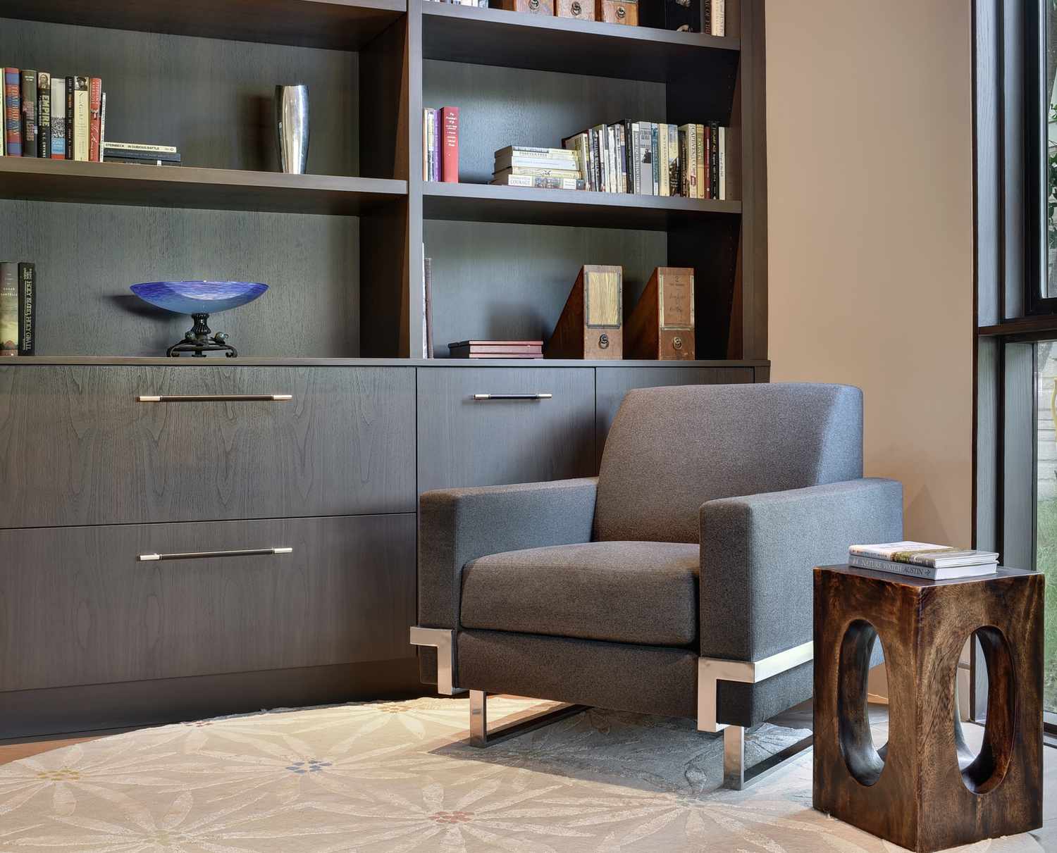 Les étagères, une chaise et une table d'appoint dans le bureau de Laura Britt dans sa maison WELL à Austin, TX, pour Designer Digs