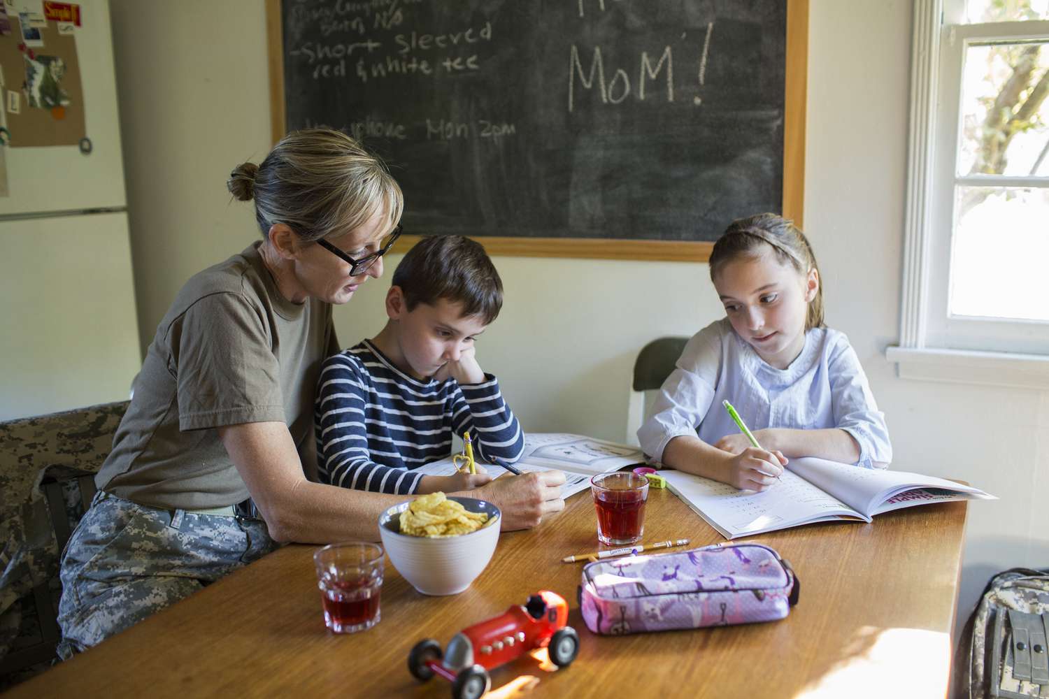 Mama hilft Kindern bei den Hausaufgaben