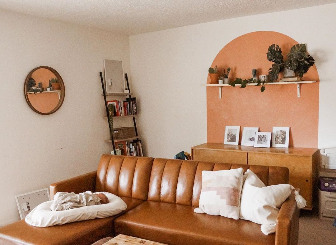 Wohnzimmer mit orangefarbener Akzentwand