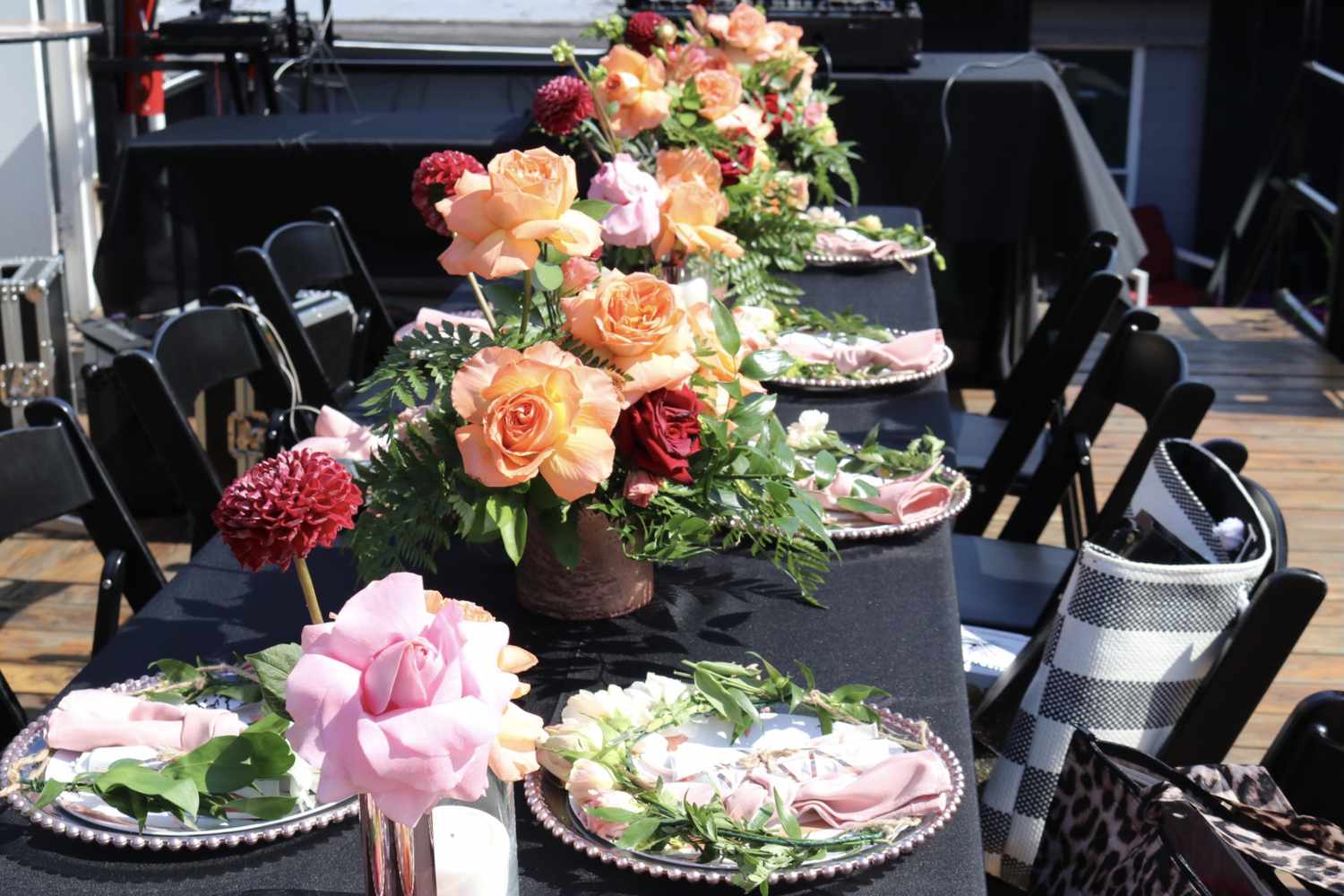 Herbstliche Tischdekoration mit floralen Tafelaufsätzen