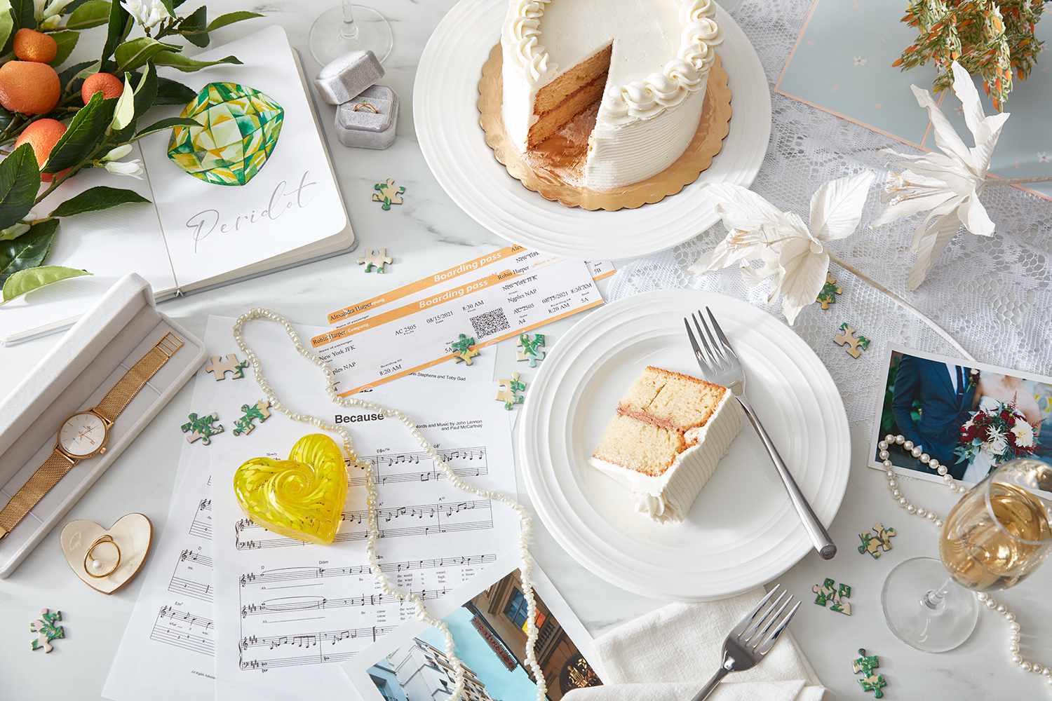 Torte zum ersten Hochzeitstag mit Erinnerungsstücken auf dem Tisch