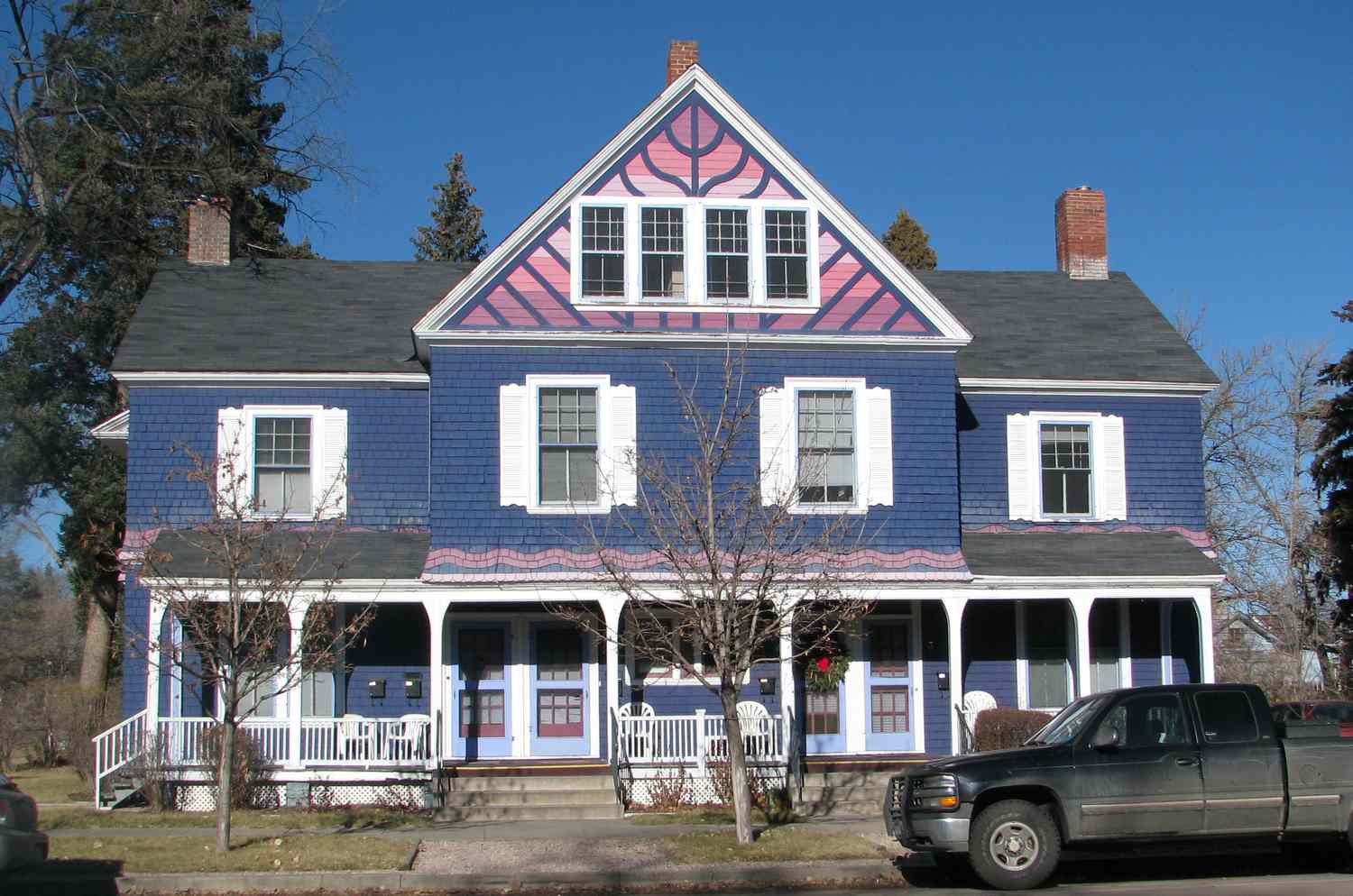 Casa vitoriana azul com empena rosa