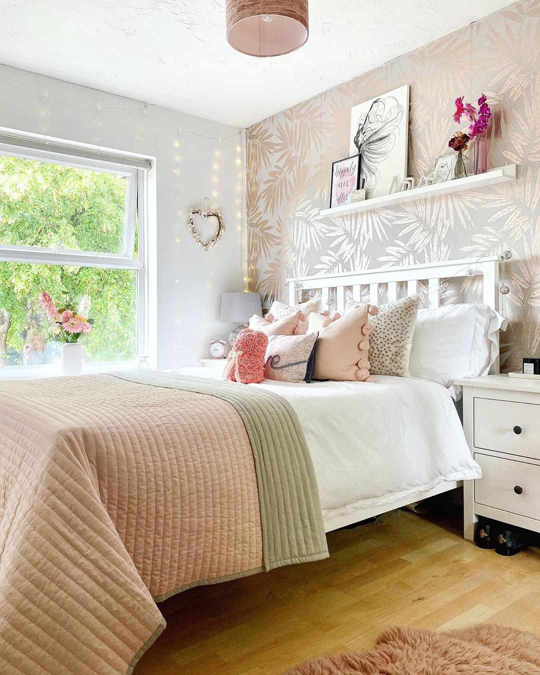 Schlafzimmer mit hellrosa Wänden und Tapete