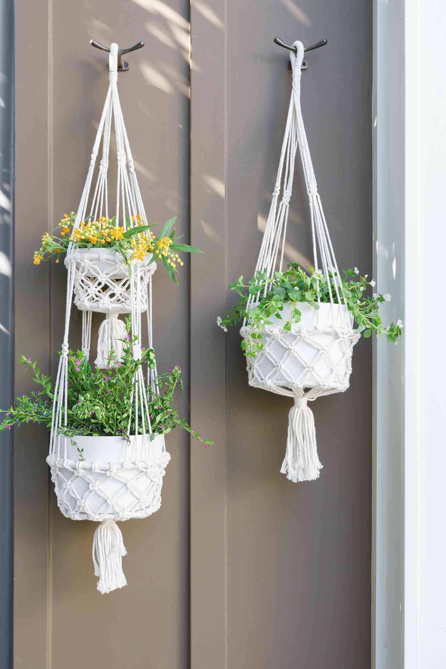 Maceteros colgantes de macramé y plantas de imitación de Marshalls