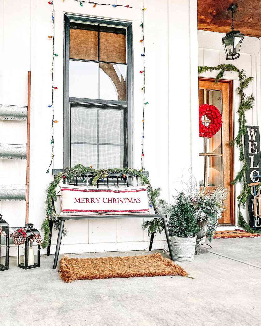Eine minimalistische, weihnachtlich dekorierte Verandabank