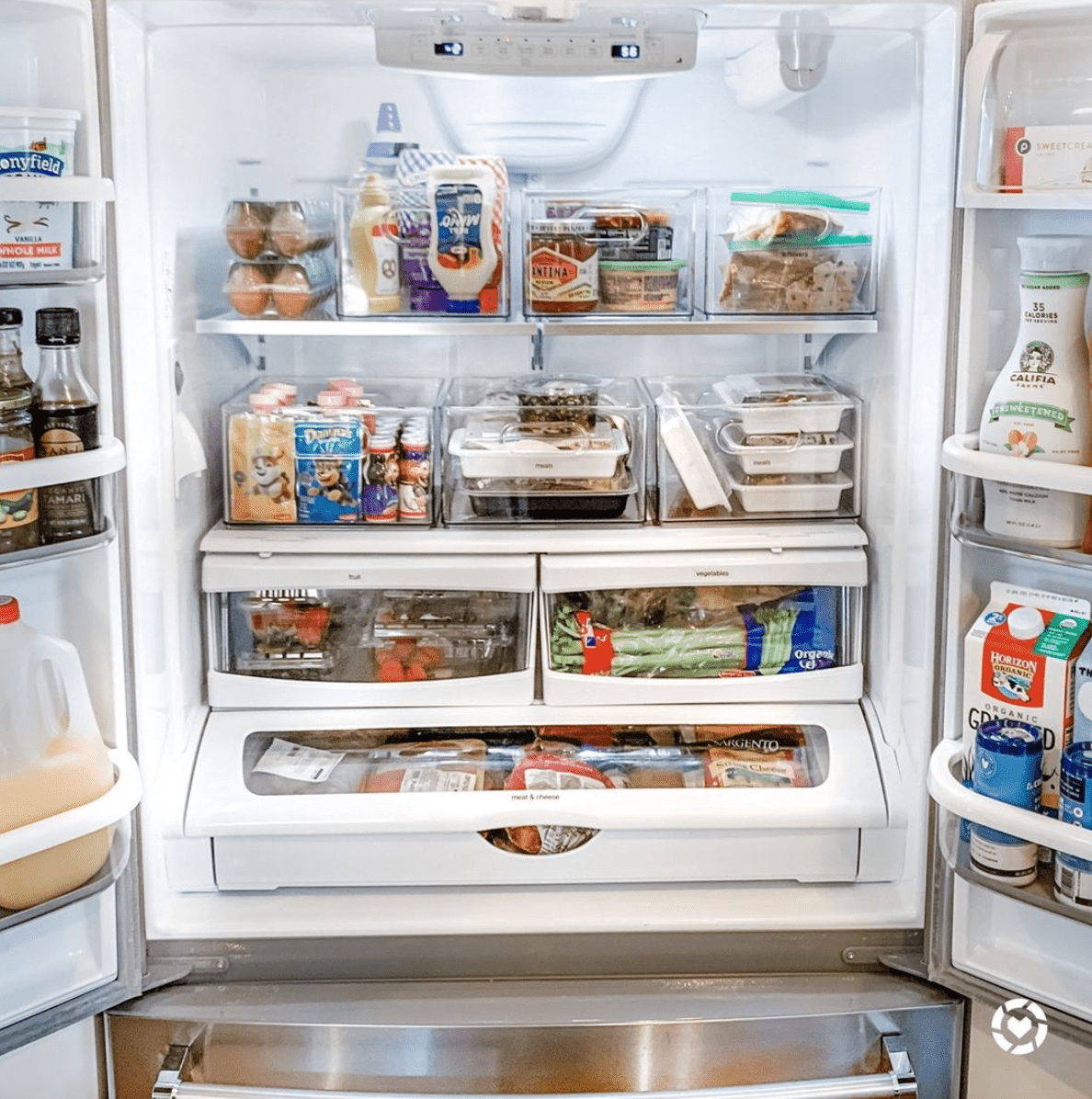 organisierter Kühlschrank mit Abfalleimern